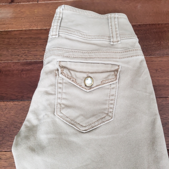 🤎 Cute button detailed khaki coloured pants - Picture 2 of 3